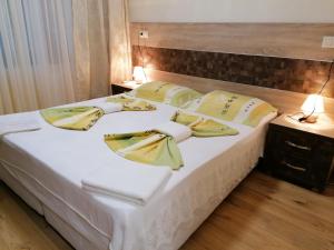 ポモリエにあるApartment Tanitaの大きな白いベッド(黄色い枕付)