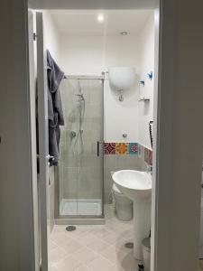 La salle de bains est pourvue d'une douche, de toilettes et d'un lavabo. dans l'établissement Luxury Suite Aurora, à Formia