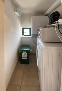 una lavanderia con lavatrice e finestra di Casa Flavia a Ostuni Altre 18 foto