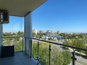 balcón con vistas a la ciudad en SunRise Apartament en Lublin