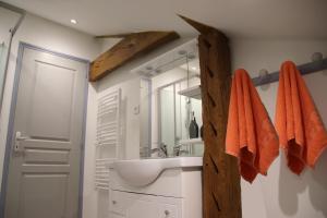 Et badeværelse på LE Gîte DE LA GRANGE DE BROUSTIC + 10 billeder