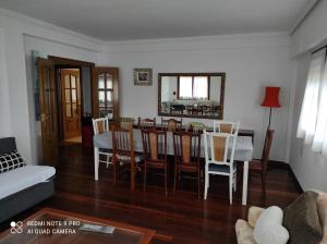 Casa del Abuelo - San Lorenzo في كاسالاريينا: غرفة طعام وغرفة معيشة مع طاولة وكراسي