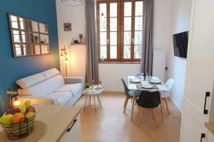 un soggiorno con un divano e un tavolo di NOUVEAU ! MAGNIFIQUE T2 FACE AUX THERMES ad Aulus-les-Bains Altre 4 foto
