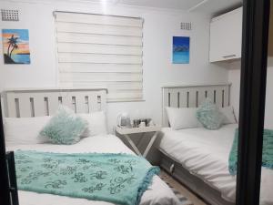 two beds sitting next to each other in a room at Aliwal Villa Guest Lodge in Aliwal North
