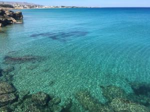 uma vista para as águas cristalinas do oceano em Profumo di Mare Fronte Spiaggia em Noto Marina