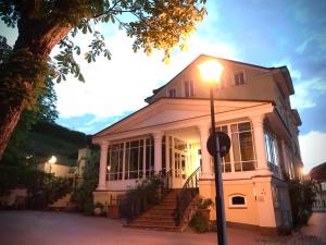 a white house with a street light in front of it at Bellevue Gastgeberei in Buckow