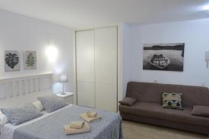 A bed or beds in a room at Las Canteras Beach VV