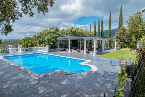 uma piscina exterior com um gazebo em Quinta Navalafuente, Casa Rural, Villa COMPLETA en Madrid em Navalafuente