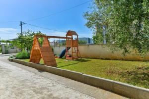 HACIENDA MIA with yacuzzi,BBQ , free parking的儿童游玩区