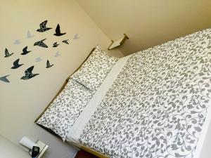 um quarto com uma cama com borboletas na parede em PILOTTA's Balcony em Parma