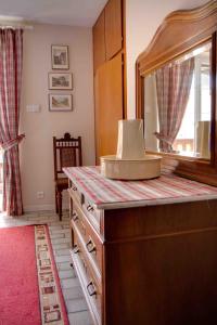 uma casa de banho com uma cómoda com um espelho em Gite Haydi em Itterswiller