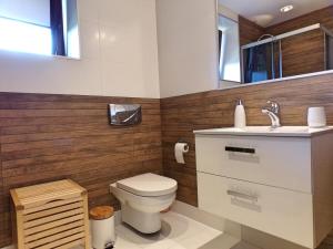 扎科帕內的住宿－Apartament Makalu，一间带卫生间和水槽的浴室