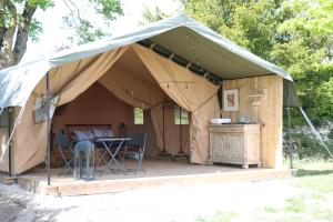 馬爾賽的住宿－Les Toiles de La Tortillère tentes luxes safari lodge glamping insolite，帐篷配有桌子和书桌