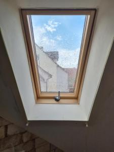 a skylight in a room with a window at Ferienwohnung/Monteurwohnung Alte Scheune bei Kassel in Weimar