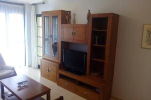 Televisyen dan/atau pusat hiburan di APARTAMENTO PLAYA FOZ CON TERRAZA Y PISCINA