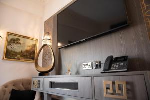 Domo Boutique Hotel في أولدبيري: غرفة معيشة مع تلفزيون على الحائط