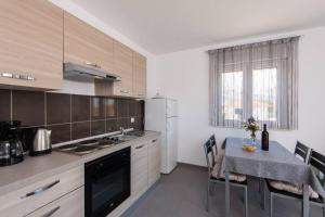 Kuchyňa alebo kuchynka v ubytovaní Apartman Harfa 2 + 15 fotografií