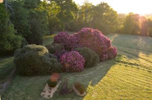 una vista aérea de un jardín con flores y conejos en Château de KERVOAZEC - Chambres d'hôtes en Saint-Goazec