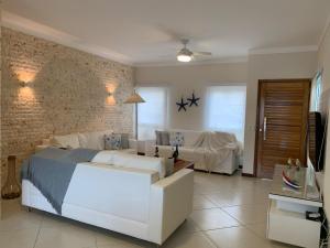 un salon avec un lit et un canapé dans l'établissement Casa em condomínio fechado, com piscina privativa em Juquehy, à São Sebastião