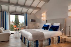 A bed or beds in a room at Hôtel Le Pré Saint Michel