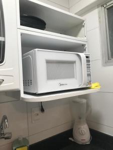 een magnetron op een plank in een keuken bij BrunoApartamentos Recife - Boa Vista - Apt 508 (temporada) in Recife +6 foto's