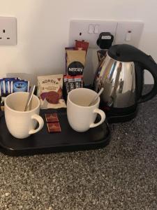 Příslušenství pro přípravu čaje a kávy v ubytování Ben Nevis Manor