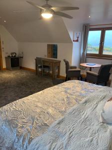 Postel nebo postele na pokoji v ubytování Ben Nevis Manor + 17 fotografií