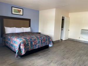 Postel nebo postele na pokoji v ubytování Texas Inn Seguin