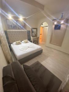 una camera con letto e divano di Guesthouse Liamra a Ulcinj