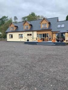 una grande casa con molte finestre sopra di Ben Nevis Manor a Fort William