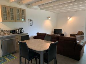 un salon avec une table et un canapé dans l'établissement gîte la bergerie, à Sarlat-la-Canéda 15 autres photos