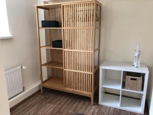 a book shelf in a room with a white table at Sandstrand in Wismar