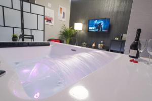 A television and/or entertainment centre at Suite Catania Lungomare