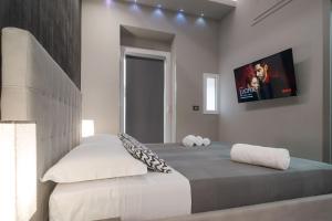 A bed or beds in a room at Suite Catania Lungomare