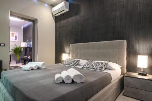 A bed or beds in a room at Suite Catania Lungomare