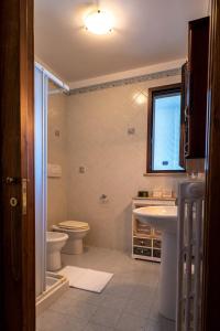 een badkamer met een toilet en een wastafel bij NONNA VALERIA in Diso