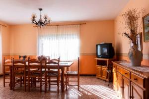 Una televisión o centro de entretenimiento en CASA RURAL ADELA