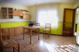 Una cocina o zona de cocina en CASA RURAL ADELA