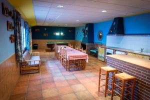 Un restaurante con mesas y sillas en una habitación. en CASA RURAL ADELA, en Odón 37 fotos más
