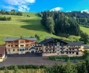 ein großes Gebäude mitten auf einem grünen Feld in der Unterkunft Hotel Starchlhof in Schladming