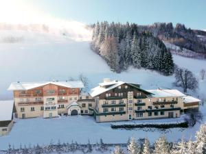 Hotel Starchlhof في سخلادميخ: اطلالة جوية على مبنى في الثلج
