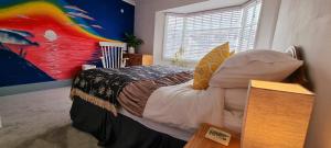 Postel nebo postele na pokoji v ubytování Hidden Gem near the beach with pool table