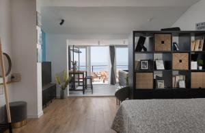 - une chambre avec un lit et une vue sur l'océan dans l'établissement Apartments Left & Right with jacuzzi, 4 stars, à Makarska