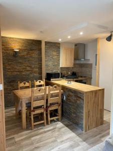 cocina con mesa de madera y sillas de madera en Appartement Villard de Lans en Villard-de-Lans