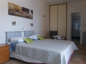 1 dormitorio con 1 cama grande y 2 almohadas verdes en Melina's Sunset, en Myrties