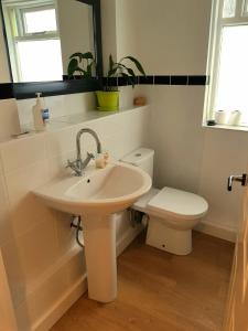 Koupelna v ubytování Hidden Gem near the beach with pool table + 41 fotografií