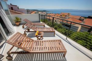 Ein Balkon oder eine Terrasse in der Unterkunft Apartments Left & Right with jacuzzi, 4 stars