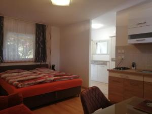 Postel nebo postele na pokoji v ubytování Tünde Apartman