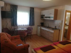 Kuchyň nebo kuchyňský kout v ubytování Tünde Apartman