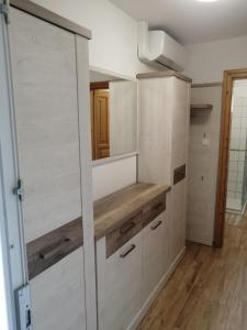 Kuchyň nebo kuchyňský kout v ubytování Tünde Apartman